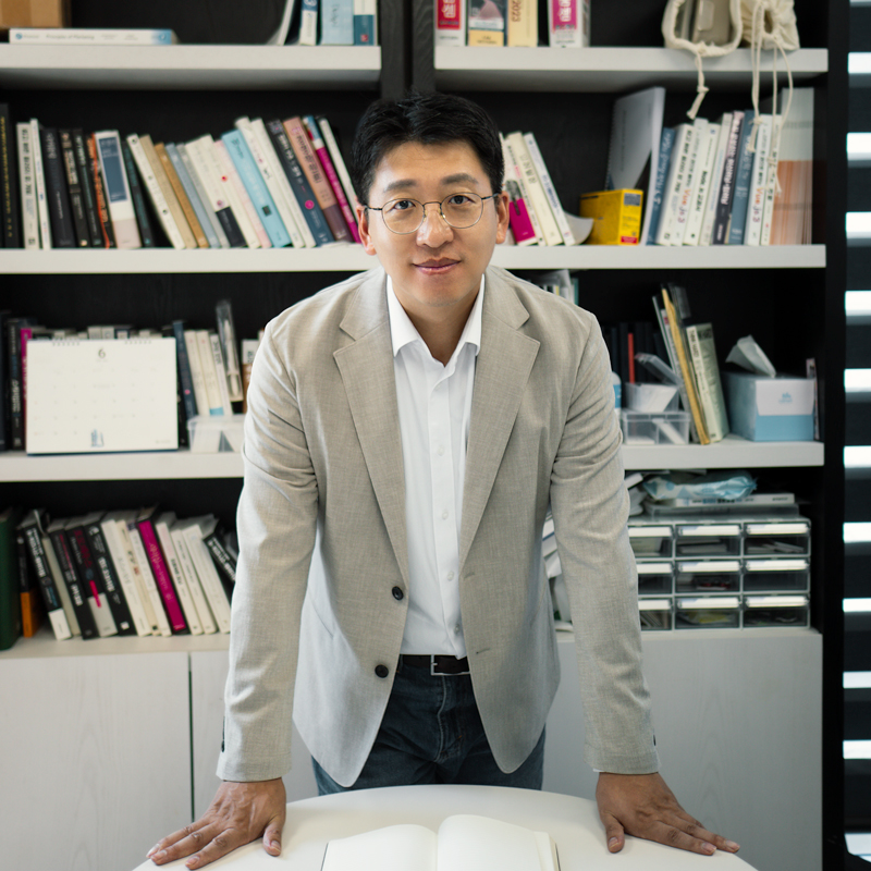 신성일